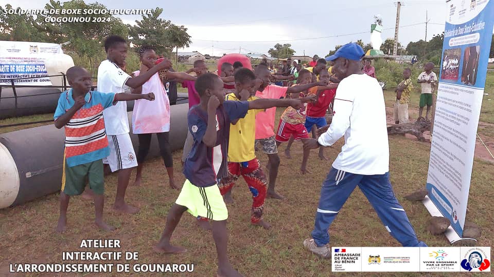 Activités interactives menées sur l'esplanade du bureau d'arrondissement de Gounarou